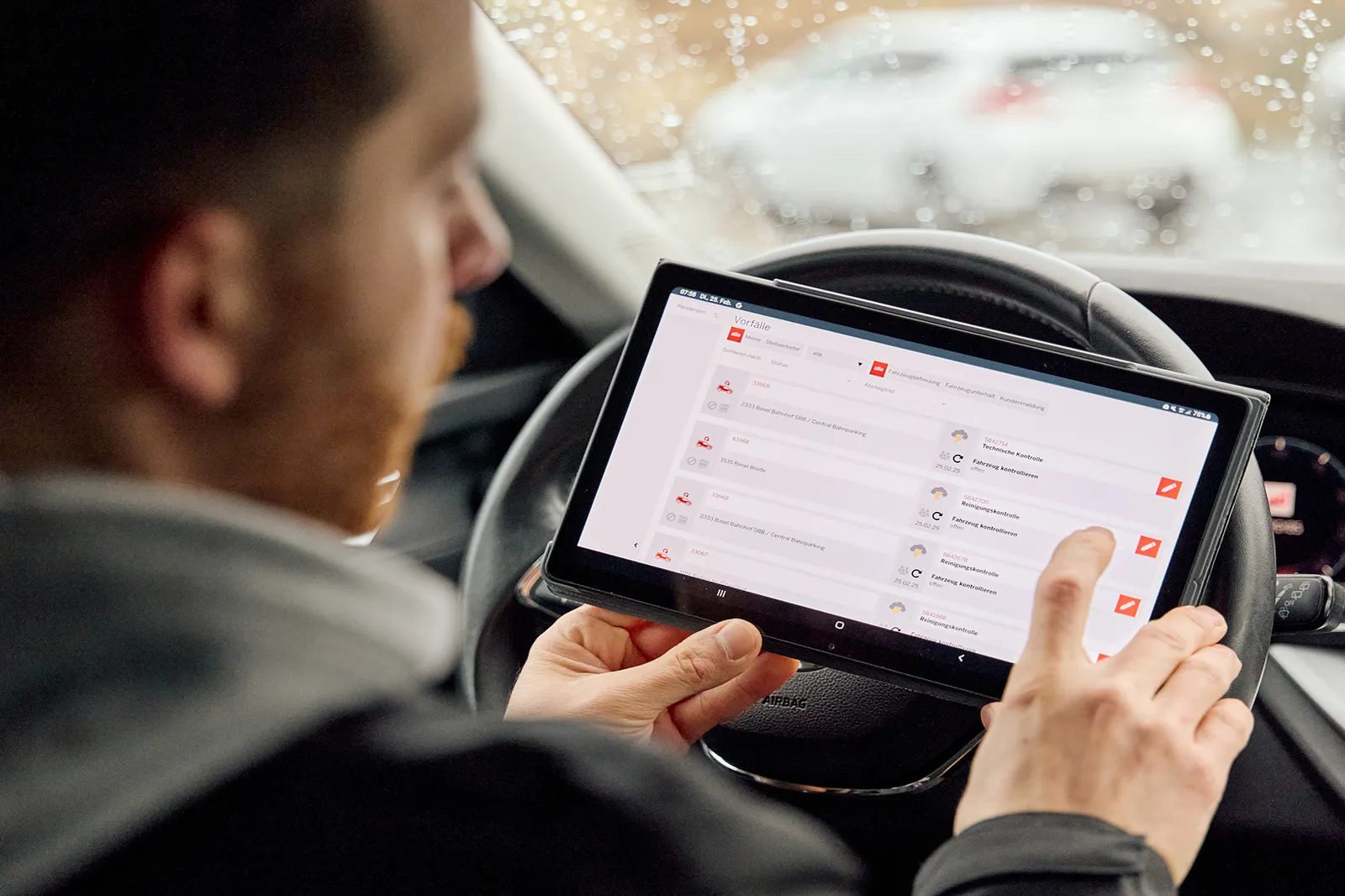 ServiceMobiler nutzt ein Tablet für Fahrzeugdaten.