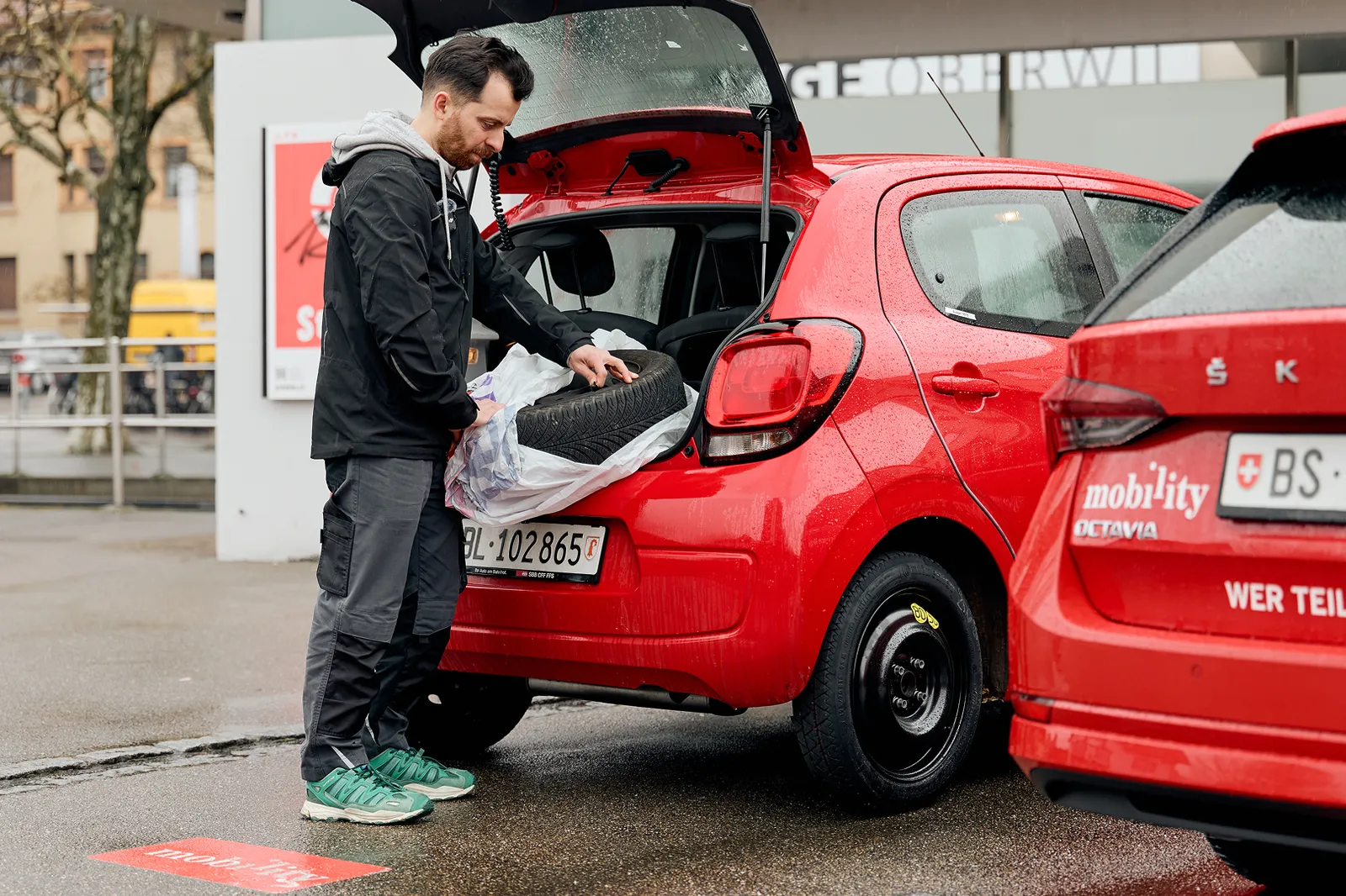 Mobility-Auto auf Hebebühne in Werkstatt.