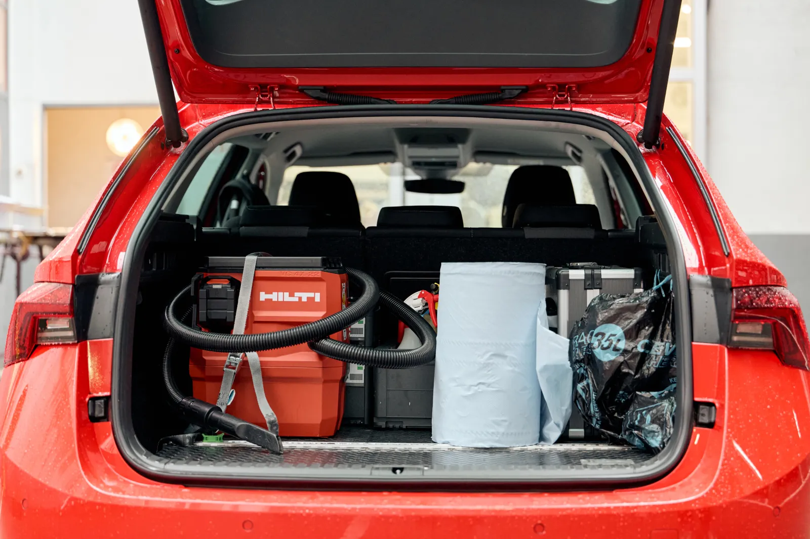 Werkzeug im Kofferraum eines ServiceMobiler-Autos.