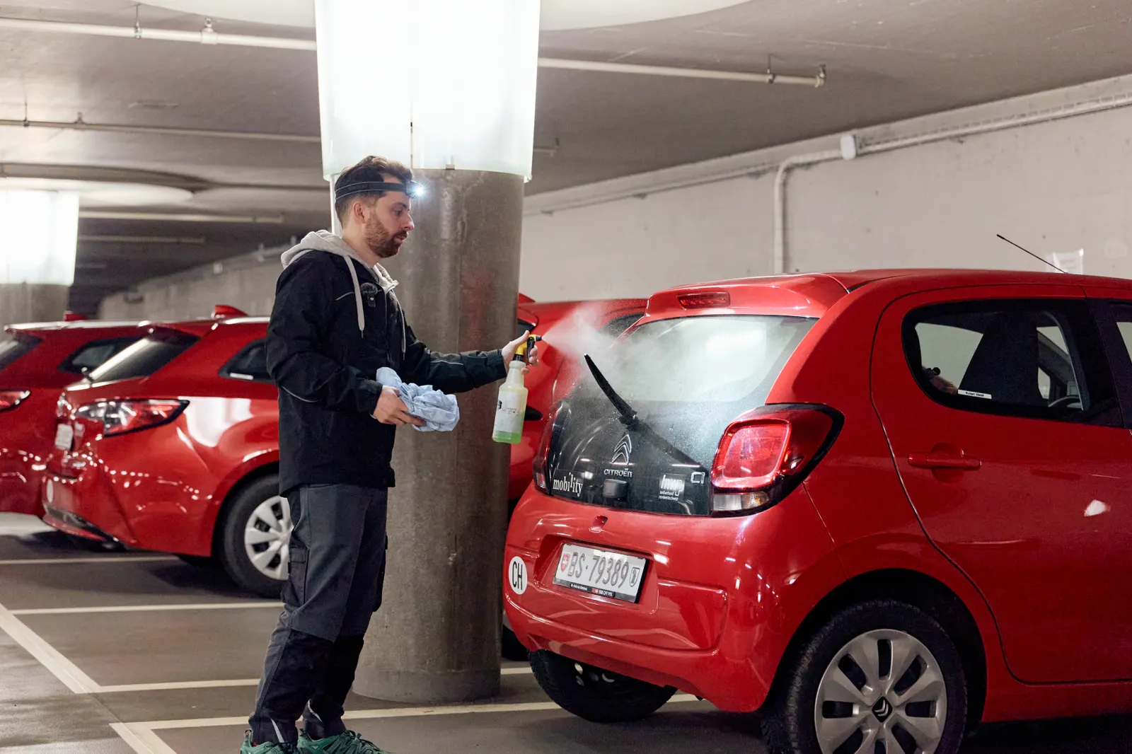 ServiceMobiler prüft Auto in Tiefgarage.